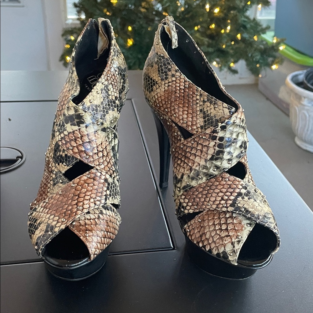 BCBGENERATION GEORGINA SNAKESKIN PLATFORM BACK ZIP HEEL Sz 7
